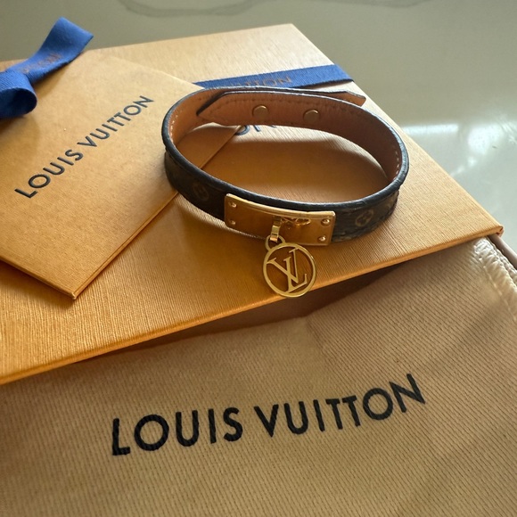 Just Dropped! Authentic Louis Vuitton Monogram Logomania Bracelet - Picture 13 of 13